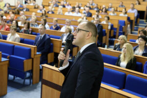 Świętokrzyski Urząd Wojewódzki. Spotkanie dotyczące Krajowego Zasobu Nieruchomości oraz Programu Mieszkanie Plus. Na zdjęciu: Tomasz Żuchowski - podsekretarz stanu w Ministerstwie Infrastruktury / Świętokrzyski Urząd Wojewódzki