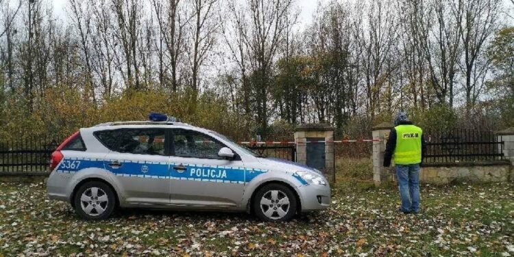 Ożarów. Ciało martwego noworodka zostało odnalezione na Cmentarzu Żydowskim / KPP Opatów
