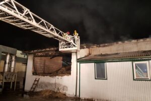 Pożar w jednej z firm, działających w Specjalnej Strefie Ekonomicznej w Starachowicach / st. kapitan Marcin Nyga / PSP w Starachowicach