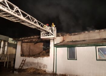 Pożar w jednej z firm, działających w Specjalnej Strefie Ekonomicznej w Starachowicach / st. kapitan Marcin Nyga / PSP w Starachowicach