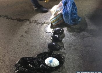 Trzej mężczyźni, których zatrzymała policja, mieli przy sobie 4 kilogramy amfetaminy / policja świętokrzyska