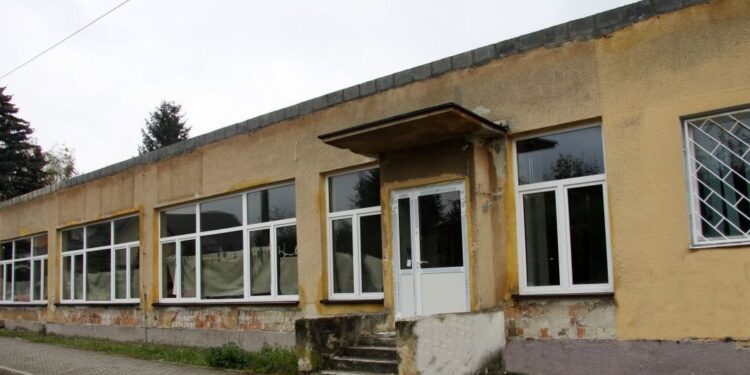 Busko. Budynek po byłej pralni chemicznej w Busku-Zdroju, w którym powstaje Klub Seniora / UMiG Busko-Zdrój