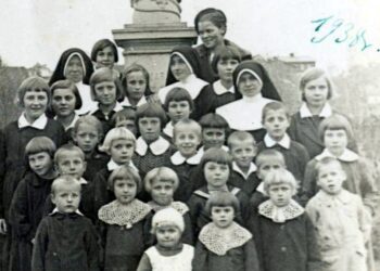 Siostry Franciszkanki Rodziny Maryi w Ostrowcu Świętokrzyskim wraz ze swoimi podopiecznymi / Archiwum sióstr Franciszkanek Rodziny Maryi w Ostrowcu Świętokrzyskim