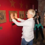 Aktorka Kinga Preis odsłoniła w Sandomierzu swoje odciśnięte w brązie dłonie / Grażyna Szlęzak-Wójcik / Radio Kielce