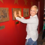 Aktorka Kinga Preis odsłoniła w Sandomierzu swoje odciśnięte w brązie dłonie / Grażyna Szlęzak-Wójcik / Radio Kielce