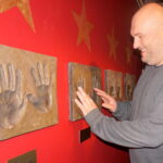 Aktor Michał Piela odsłonił w Sandomierzu swoje odciśnięte w brązie dłonie / Grażyna Szlęzak-Wójcik / Radio Kielce