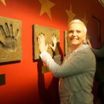 Aktorzy Kinga Preis i Michał Piela odsłonili w Sandomierzu swoje odciśnięte w brązie dłonie / Grażyna Szlęzak-Wójcik / Radio Kielce