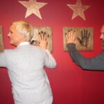 Aktorzy Kinga Preis i Michał Piela odsłonili w Sandomierzu swoje odciśnięte w brązie dłonie / Grażyna Szlęzak-Wójcik / Radio Kielce