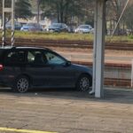 Sędziszów. Samochód osobowy zjechał z drogi i wjechał na peron kolejowy / Ewa Pociejowska - Gawęda / Radio Kielce