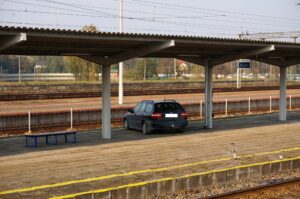 Sędziszów. Samochód osobowy zjechał z drogi i wjechał na peron kolejowy / Ewa Pociejowska - Gawęda / Radio Kielce
