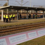 Sędziszów. Samochód osobowy zjechał z drogi i wjechał na peron kolejowy / Ewa Pociejowska - Gawęda / Radio Kielce