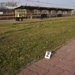 Sędziszów. Samochód osobowy zjechał z drogi i wjechał na peron kolejowy / Ewa Pociejowska - Gawęda / Radio Kielce