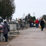 Jędrzejów. Cmentarz św. Trójcy. Wszystkich Świętych. Kwesta / Ewa Pociejowska - Gawęda / Radio Kielce