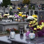 Jędrzejów. Cmentarz św. Trójcy. Wszystkich Świętych. Kwesta / Ewa Pociejowska - Gawęda / Radio Kielce