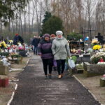 Jędrzejów. Cmentarz św. Trójcy. Wszystkich Świętych. Kwesta / Ewa Pociejowska - Gawęda / Radio Kielce