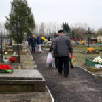 Jędrzejów. Cmentarz św. Trójcy. Wszystkich Świętych. Kwesta / Ewa Pociejowska - Gawęda / Radio Kielce