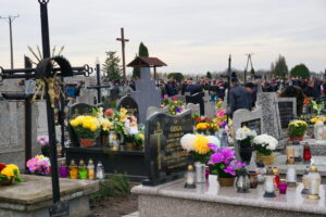 Kwesta oraz msza święta na cmentarzu w Sędziszowie / Ewa Pociejowska-Gawęda / Radio Kielce
