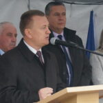 Wmurowanie symbolicznego aktu erekcyjnego pod budowę przedszkola i żłobka w Chęcinach. Burmistrz Chęcin Robert Jaworski / Wiktor Dziarmaga / Radio Kielce