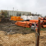 Plac, na którym zostanie wybudowane przedszkole i żłobek w Chęcinach / Wiktor Dziarmaga / Radio Kielce