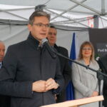 Wmurowanie symbolicznego aktu erekcyjnego pod budowę przedszkola i żłobka w Chęcinach. Marszałek województwa Adam Jarubas / Wiktor Dziarmaga / Radio Kielce