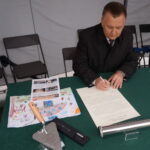 Wmurowanie symbolicznego aktu erekcyjnego pod budowę przedszkola i żłobka w Chęcinach. Burmistrz Chęcin Robert Jaworski / Wiktor Dziarmaga / Radio Kielce