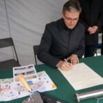 Wmurowanie symbolicznego aktu erekcyjnego pod budowę przedszkola i żłobka w Chęcinach. Marszałek województwa Adam Jarubas / Wiktor Dziarmaga / Radio Kielce