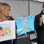 Wmurowanie symbolicznego aktu erekcyjnego pod budowę przedszkola i żłobka w Chęcinach. Prace dzieci, które przedstawiają ich wymarzone przedszkole / Wiktor Dziarmaga / Radio Kielce