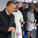 Wmurowanie symbolicznego aktu erekcyjnego pod budowę przedszkola i żłobka w Chęcinach. Pierwszy z lewej: burmistrz Chęcin Robert Jaworski / Wiktor Dziarmaga / Radio Kielce