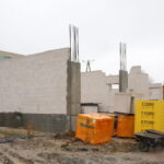 Plac, na którym zostanie wybudowane przedszkole i żłobek w Chęcinach / Wiktor Dziarmaga / Radio Kielce