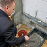 Wmurowanie symbolicznego aktu erekcyjnego pod budowę przedszkola i żłobka w Chęcinach. Burmistrza Chęcin Robert Jaworski / Wiktor Dziarmaga / Radio Kielce