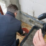 Wmurowanie symbolicznego aktu erekcyjnego pod budowę przedszkola i żłobka w Chęcinach. Marszałek województwa Adam Jarubas / Wiktor Dziarmaga / Radio Kielce