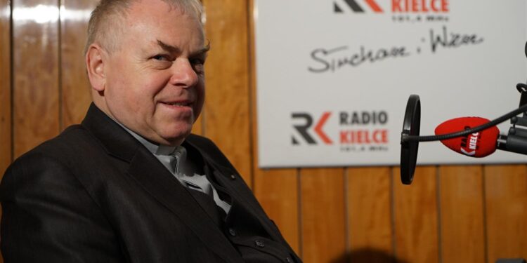 Ksiądz Stanisław Słowik dyrektor Caritas Diecezji Kieleckiej / Robert Felczak / Radio Kielce