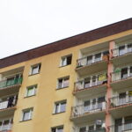 Młoda kobieta wypadła z okna wieżowca