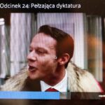 Ucho Prezesa. Sezon 2. Odc. 24. Bohaterem odcinka świętokrzyski poseł PiS Dominik Tarczyński. W postać polityka wcielił się Grzegorz Małecki. / Showmax.com