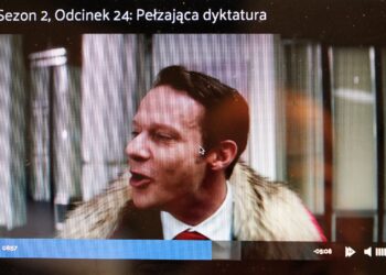 Ucho Prezesa. Sezon 2. Odc. 24. Bohaterem odcinka świętokrzyski poseł PiS Dominik Tarczyński. W postać polityka wcielił się Grzegorz Małecki. / Showmax.com