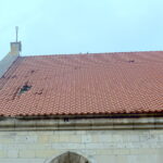 Szkody wyrządzone przez wichurę na dachu bazyliki kolegiackiej w Wiślicy / Kamil Włosowicz / Radio Kielce