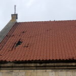 Szkody wyrządzone przez wichurę na dachu bazyliki kolegiackiej w Wiślicy / Kamil Włosowicz / Radio Kielce