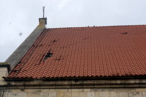 Szkody wyrządzone przez wichurę na dachu bazyliki kolegiackiej w Wiślicy / Kamil Włosowicz / Radio Kielce