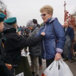 Po raz 18. harcerze oraz członkowie i sympatycy Towarzystwa Miłośników Buska-Zdroju zbierali pieniądze na ratowanie buskich, zabytkowych nagrobków / Kamil Włosowicz / Radio Kielce