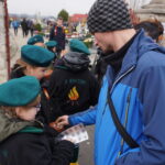 Po raz 18. harcerze oraz członkowie i sympatycy Towarzystwa Miłośników Buska-Zdroju zbierali pieniądze na ratowanie buskich, zabytkowych nagrobków / Kamil Włosowicz / Radio Kielce