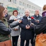 Konferencja prasowa PiS w Starachowicach. Na zdjęciu: Marek Kwitek - poseł PiS, Danuta Krępa - starosta starachowicki, Krzysztof Lipiec - poseł PiS, Andrzej Bętkowski - wicewojewoda świętokrzyski / Tomasz Piwko / Radio Kielce