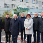 Konferencja prasowa PiS w Starachowicach. Na zdjęciu: Marek Kwitek - poseł PiS, Andrzej Kryj - poseł PiS, Krzysztof Lipiec - poseł PiS, Marek Pawłowski - wicestarosta starachowicki, Danuta Krępa - starosta starachowicki, Tomasz Margula z Klubu "Razem dla Mieszkańców", Andrzej Bętkowski - wicewojewoda świętokrzyski / Tomasz Piwko / Radio Kielce