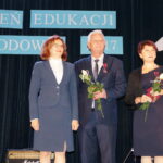 Obchody Dnia Nauczyciela w Starachowicach. Od lewej: Agata Wojtyszek, wojewoda świętokrzyski,  Paweł Rdzanek, nauczyciel Gimnazjum nr4 w Starachowicach oraz Wiesława Derlatka nauczyciel Gimnazjum nr 2 w Starachowicach / Tomasz Piwko / Radio Kielce