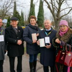 Kwesta na cmentarzu komunalnym przy ulicy Polnej w Starachowicach. Od lewej: Tomasz Andrzejewski, radny PiS, przewodniczący klubu PiS w Radzie Miejskiej, Józef Kowalski, Marta Zięba – radna PiS, Krzysztof Lipiec - poseł PiS , Maria Kupiecka, Andrzej Pruś, wiceprzewodniczący Sejmiku woj. świętokrzyskiego / Tomasz Piwko / Radio Kielce