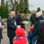 Kwesta na cmentarzu komunalnym przy ulicy Polnej w Starachowicach. Wśród kwestujących był m. in. poseł PiS Krzysztof Lipiec / Tomasz Piwko / Radio Kielce