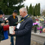 Kwesta na cmentarzu komunalnym przy ulicy Polnej w Starachowicach. Wśród kwestujących był m. in. poseł PiS Krzysztof Lipiec / Tomasz Piwko / Radio Kielce