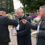 Kwesta na cmentarzu komunalnym przy ulicy Polnej w Starachowicach. Wśród kwestujących był m. in. poseł PiS Krzysztof Lipiec / Tomasz Piwko / Radio Kielce