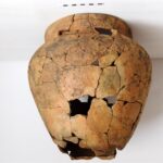 Sadowie koło Opatowa, ślady cmentarzyska z późnego neolitu. Gliniane naczynie - wyposażenie grobu / Wojciech Pasterkiewicz