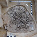 10.10.2017. Sadowie koło Opatowa. Ślady cmentarzyska z późnego neolitu. Grób niszowy kultury złockiej / Wojciech Pasterkiewicz