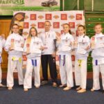 Trener Andrzej Horna ze swoimi podopiecznymi / Klub Karate Morawica